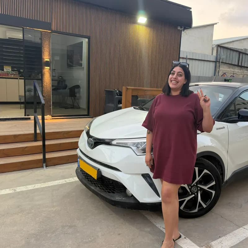 לקוח של מיכאל קארס מקבל את הרכב