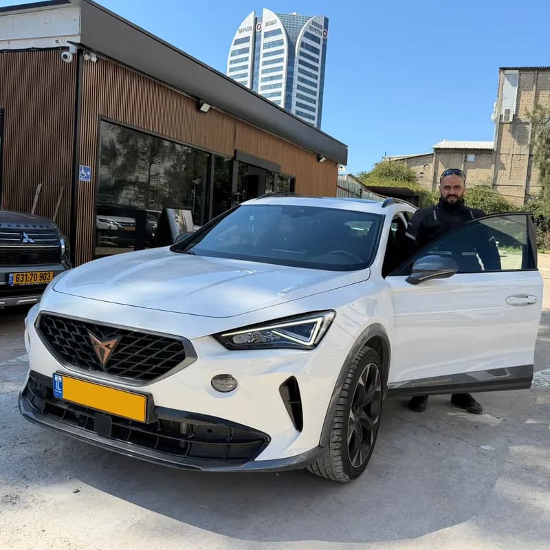 לקוח של מיכאל קארס מקבל את הרכב