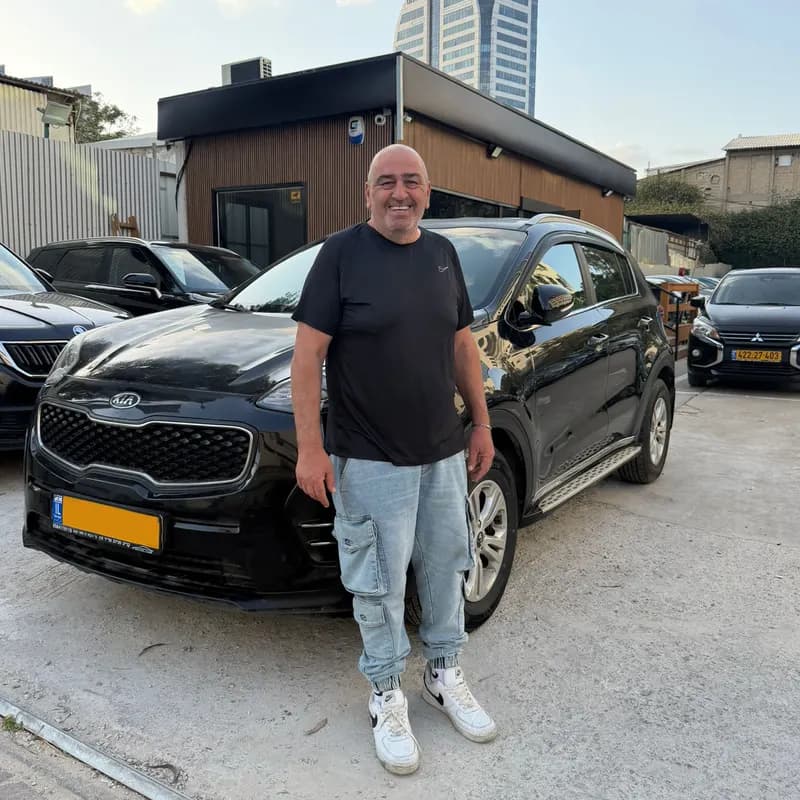 לקוח של מיכאל קארס מקבל את הרכב