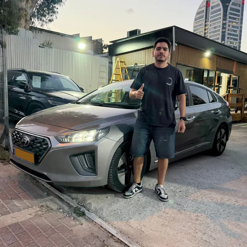 לקוח של מיכאל קארס מקבל את הרכב