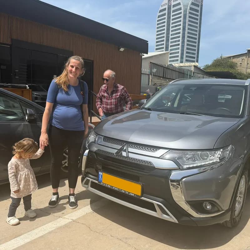 לקוח של מיכאל קארס מקבל את הרכב