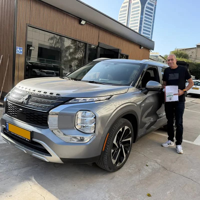 לקוח של מיכאל קארס מקבל את הרכב