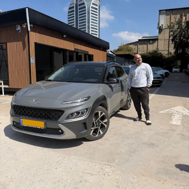 לקוח של מיכאל קארס מקבל את הרכב