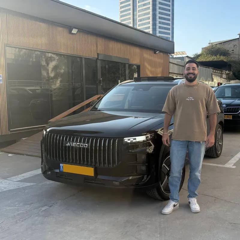 לקוח של מיכאל קארס מקבל את הרכב